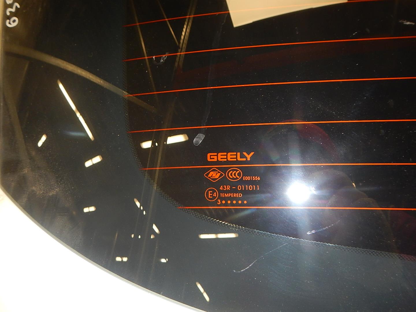 Стекло двери багажника