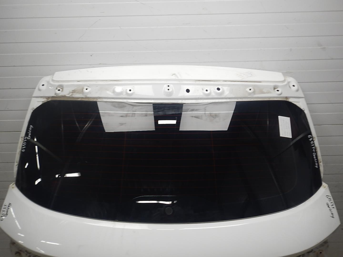 Стекло двери багажника