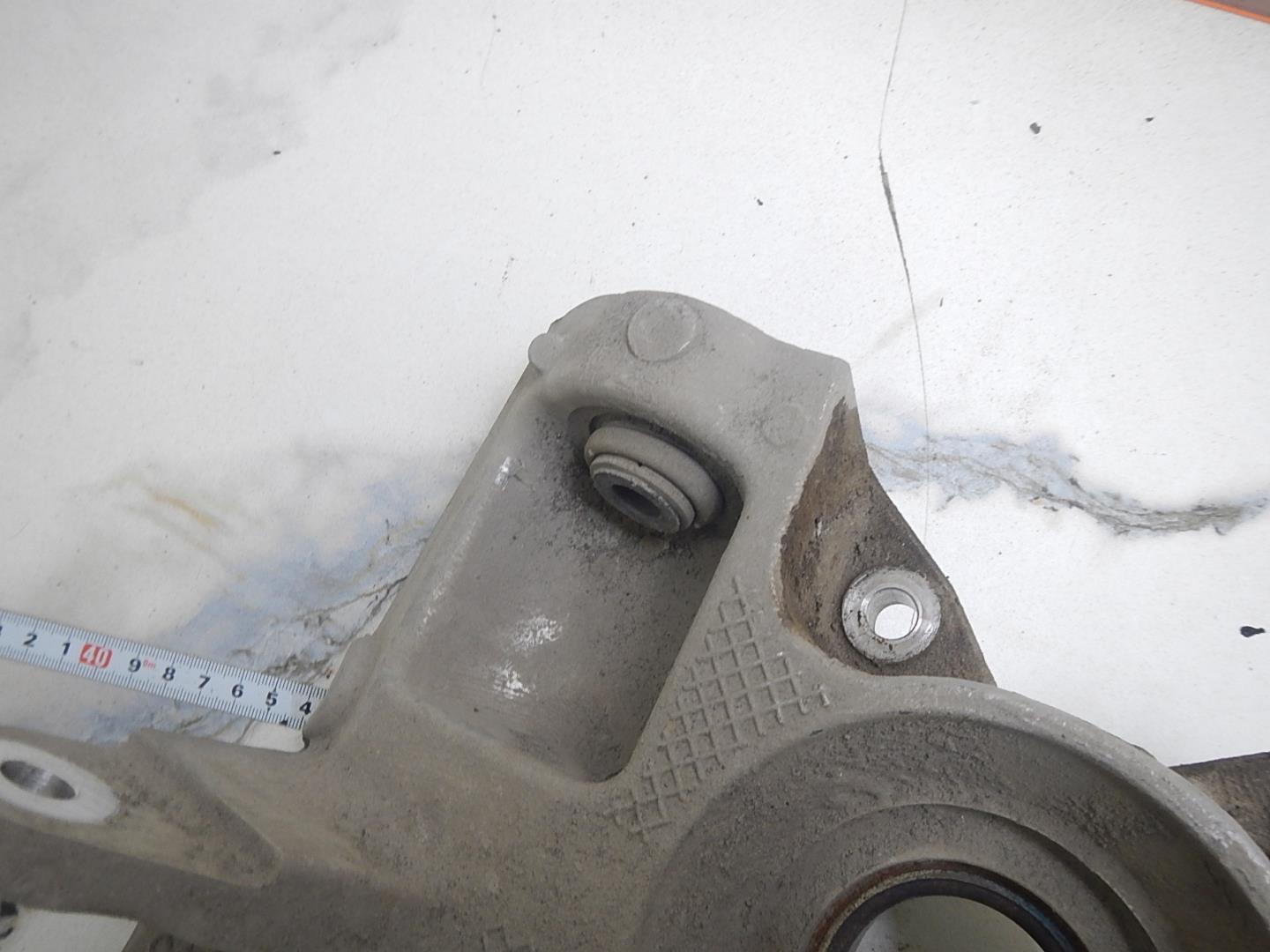 Кулак поворотный задний левый