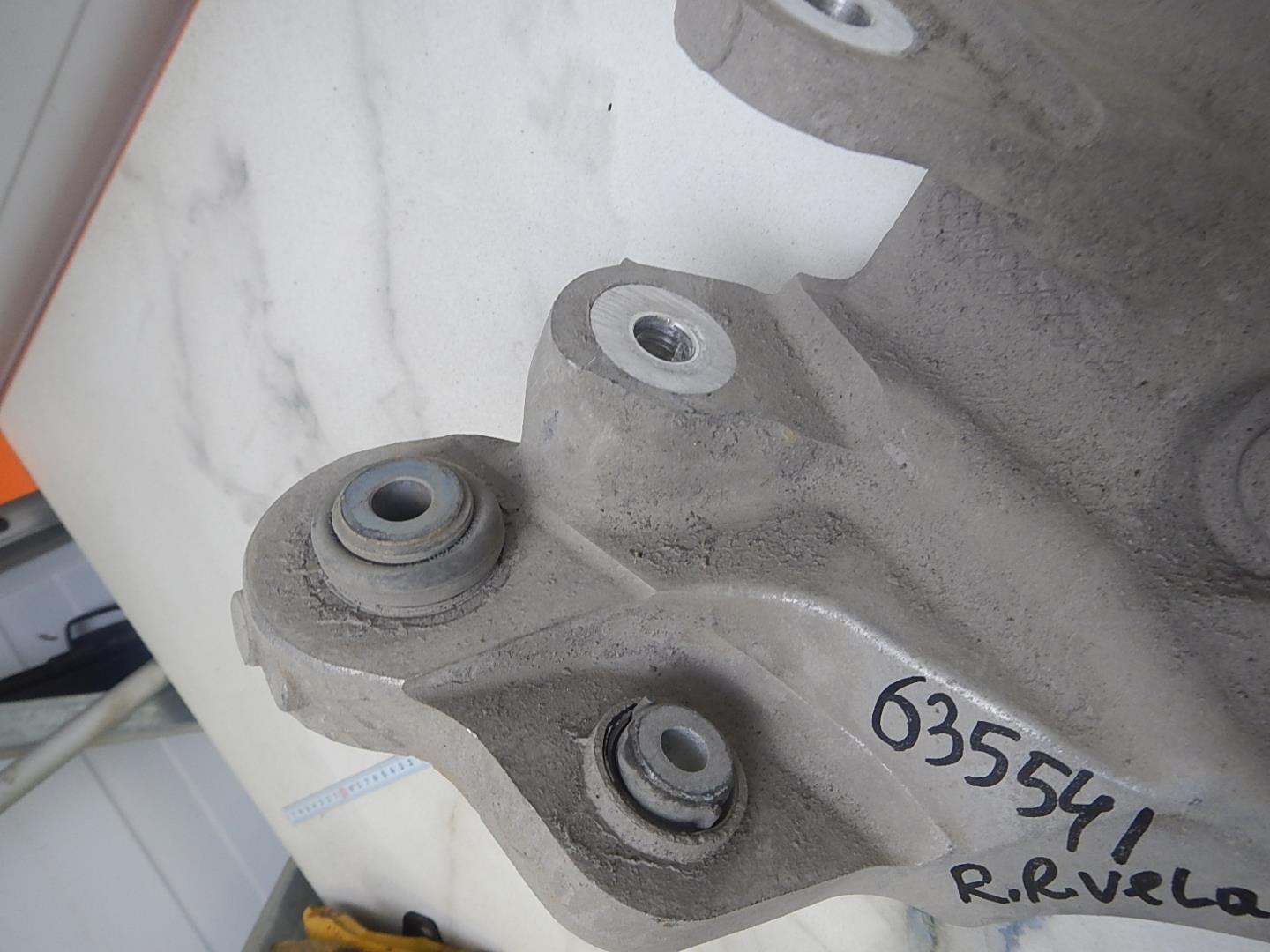 Кулак поворотный задний левый