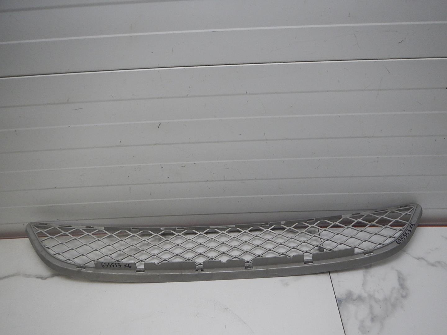 Решетка в бампер центральная
