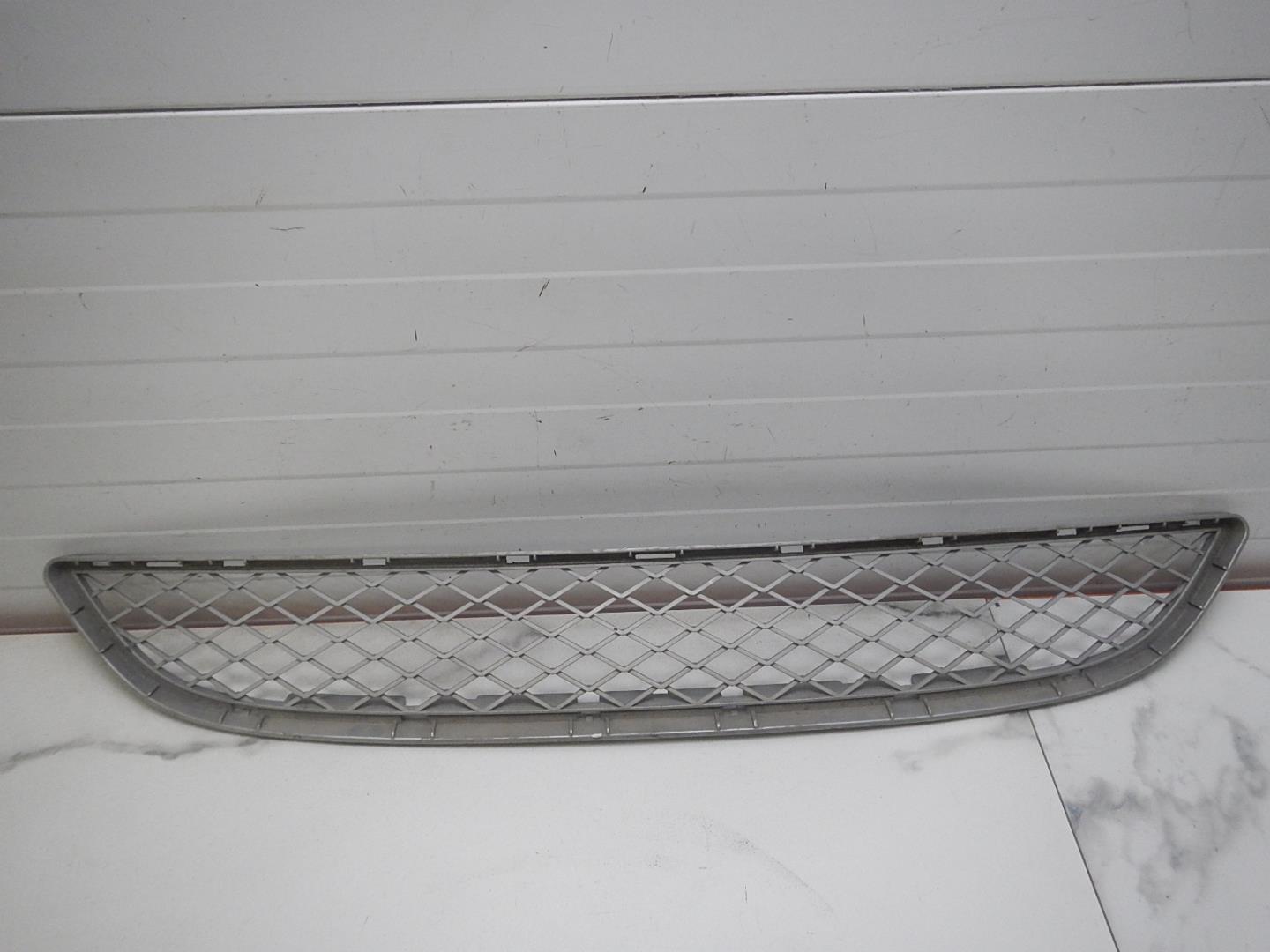 Решетка в бампер центральная