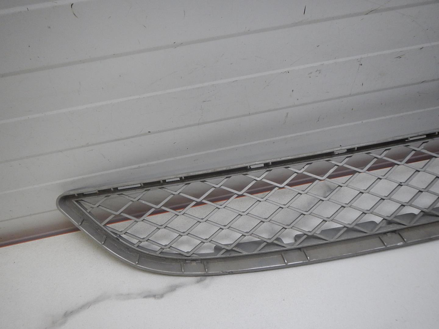 Решетка в бампер центральная