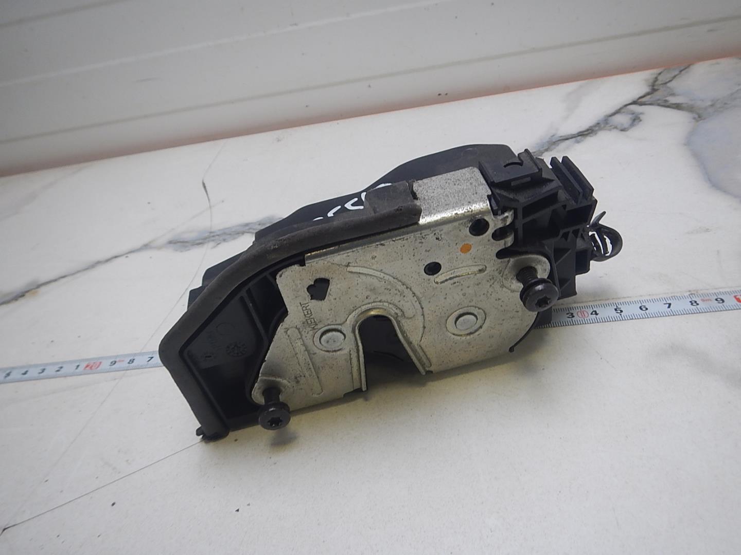 Замок двери задней правой