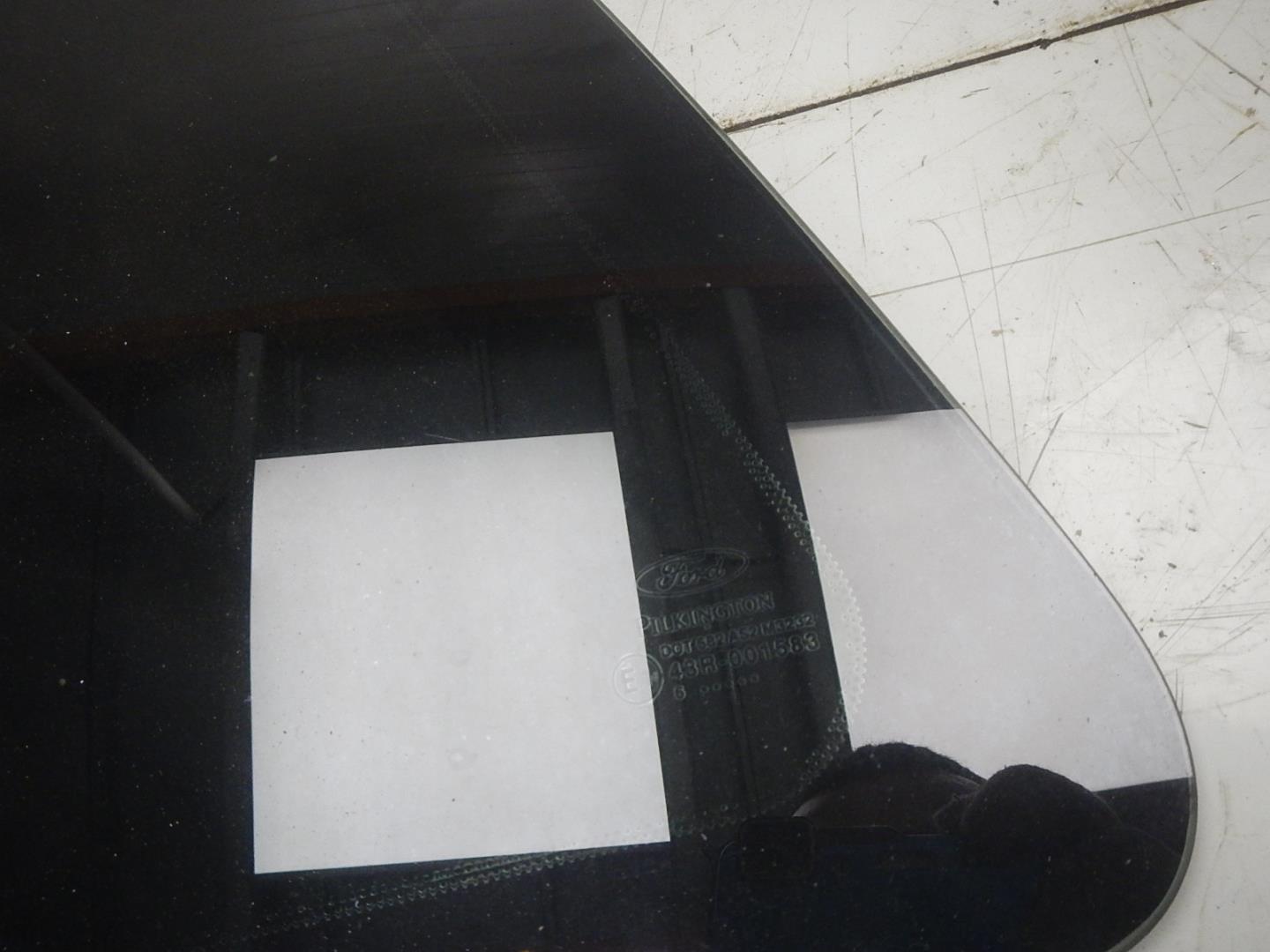 Стекло кузовное глухое левое