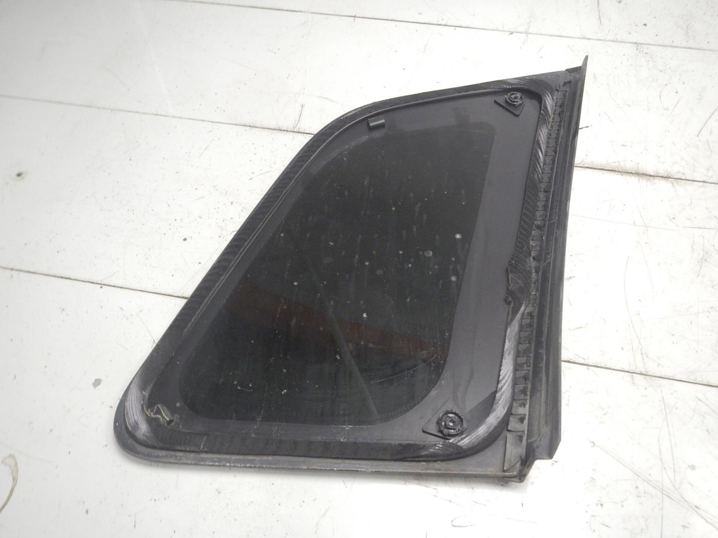 Стекло кузовное глухое левое