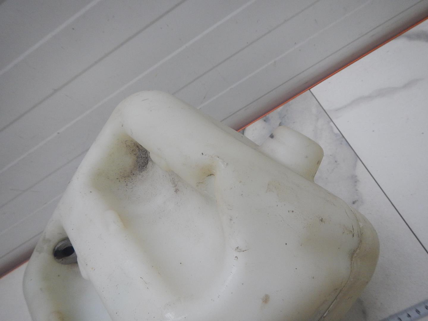 Бачок омывателя лобового стекла