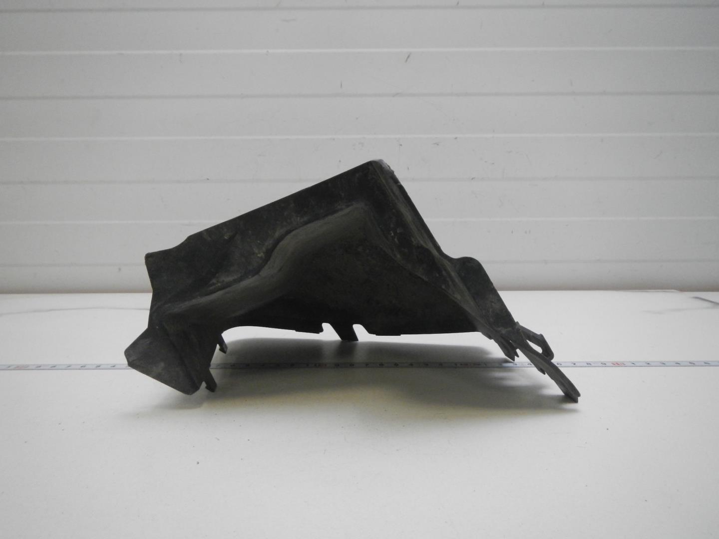 Воздуховод радиатора левый