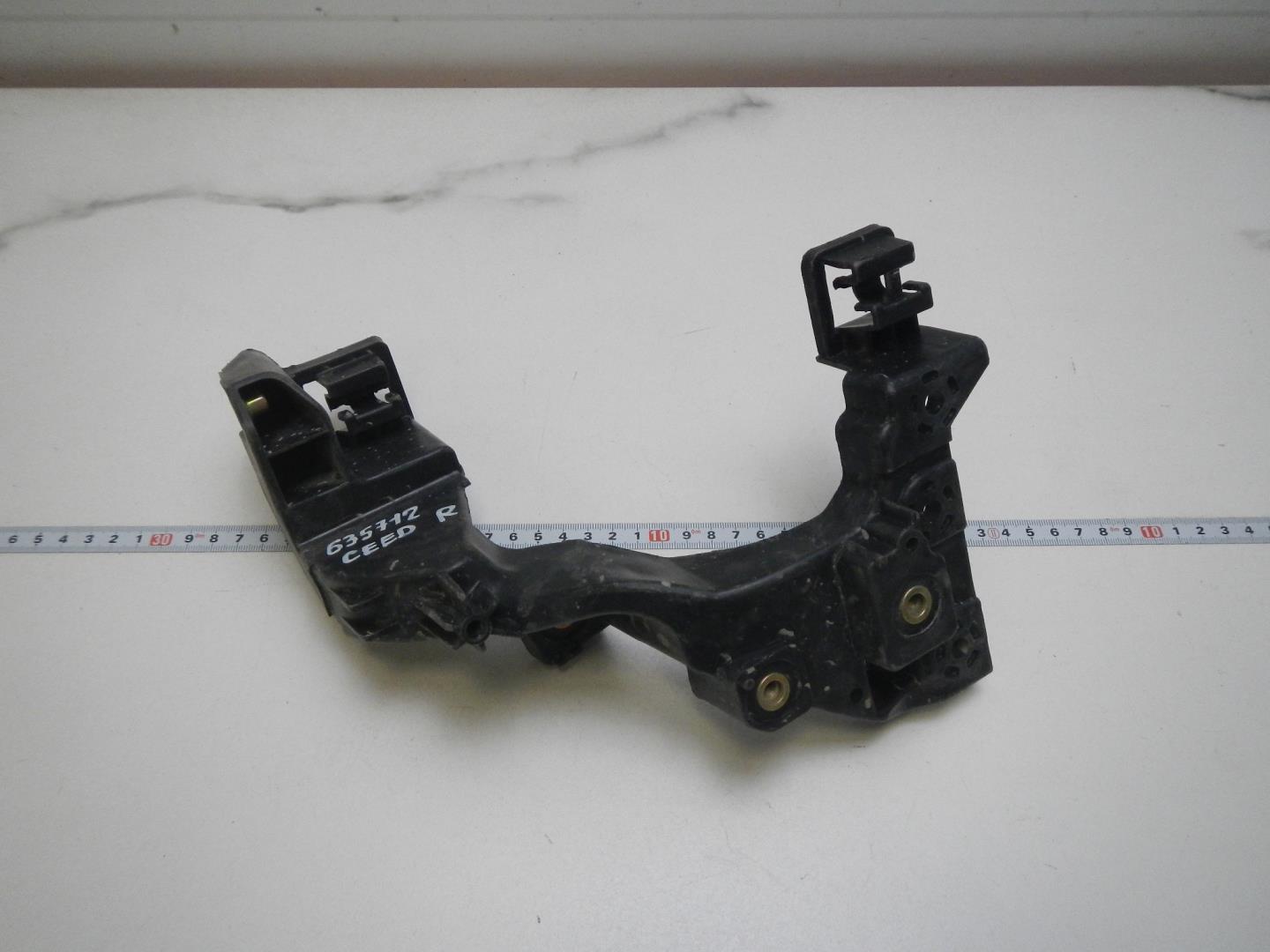 Кронштейн фар правый