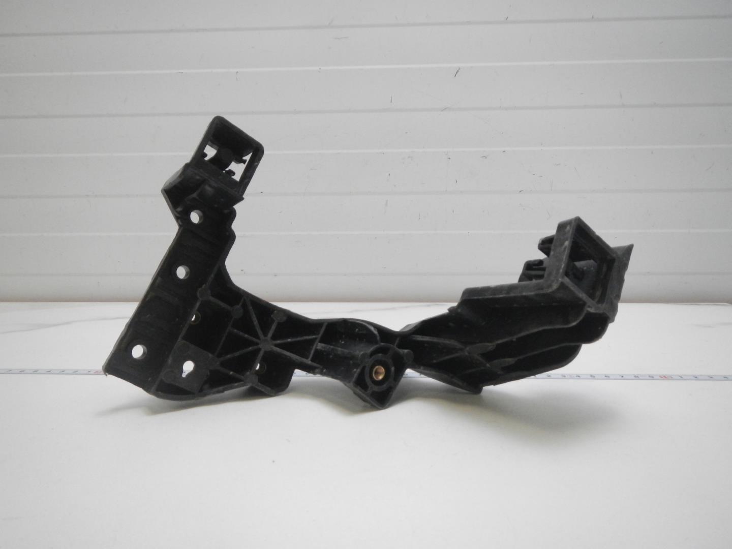 Кронштейн фар правый