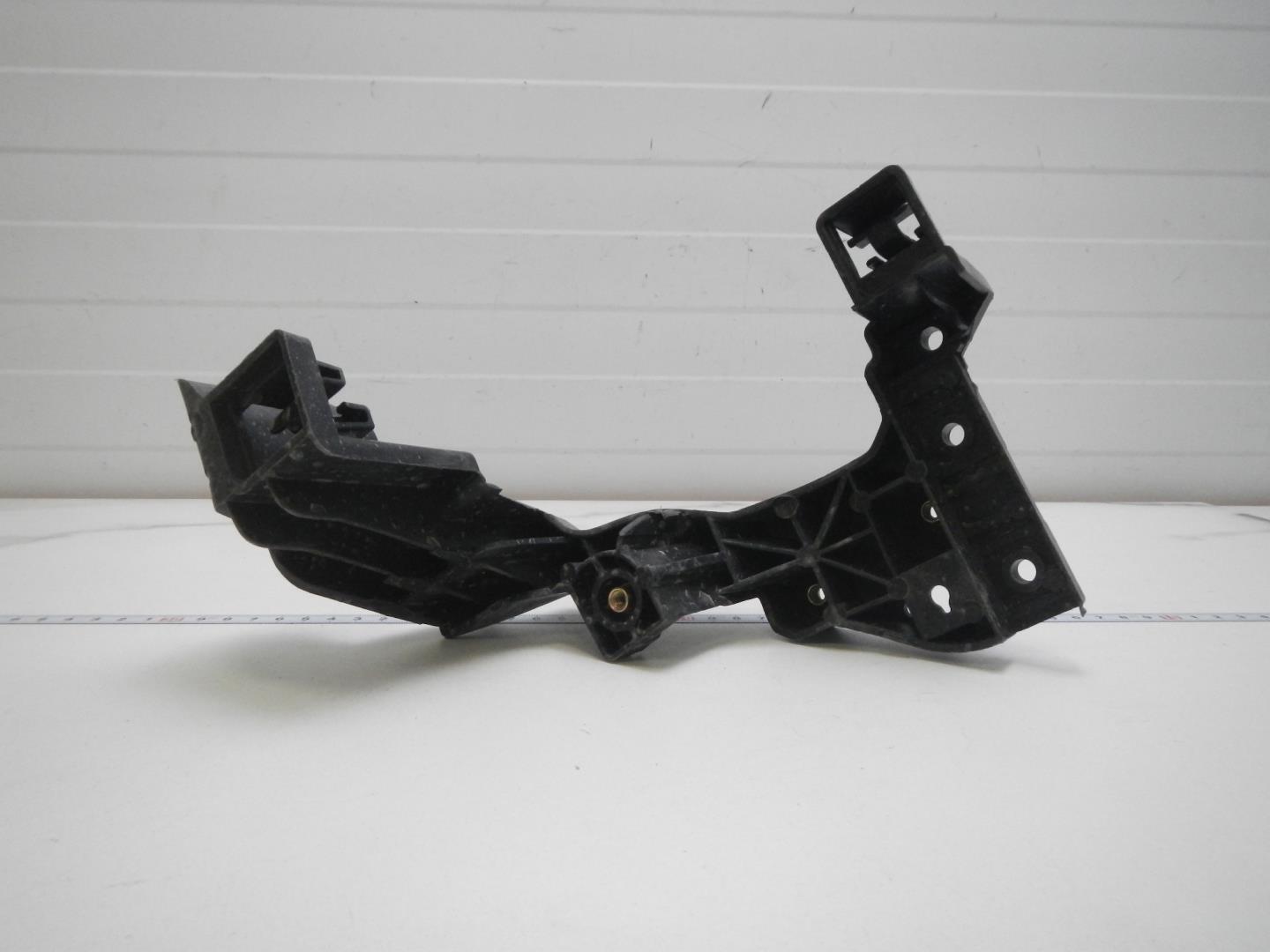 Кронштейн фар левый