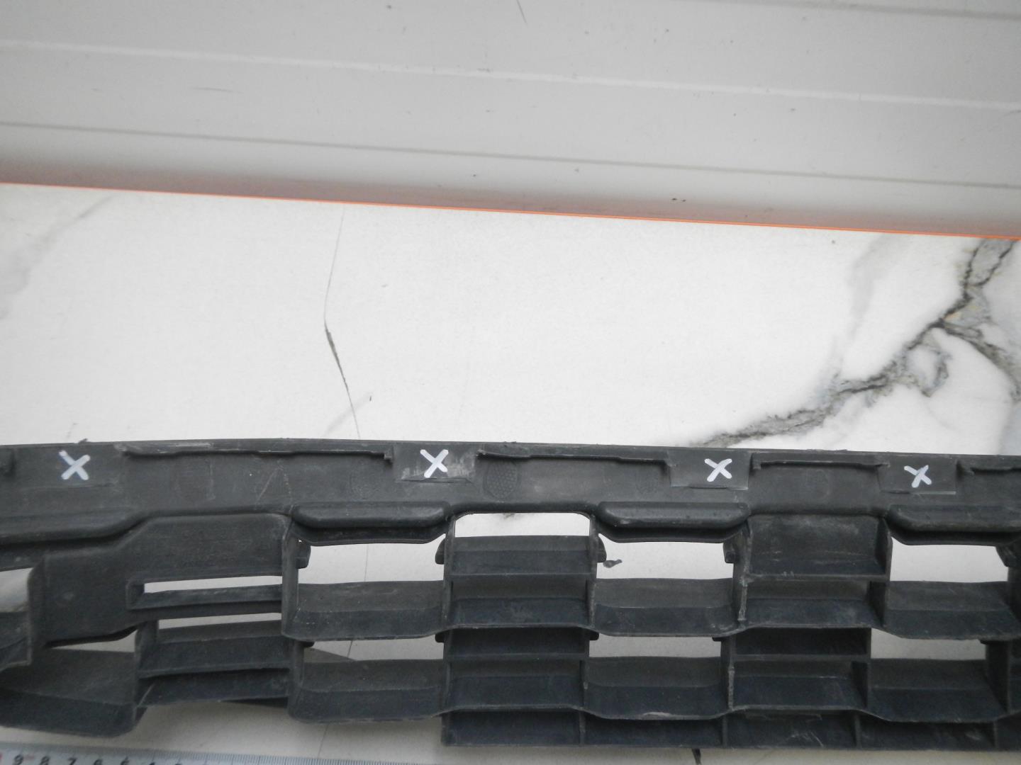 Решетка в бампер центральная