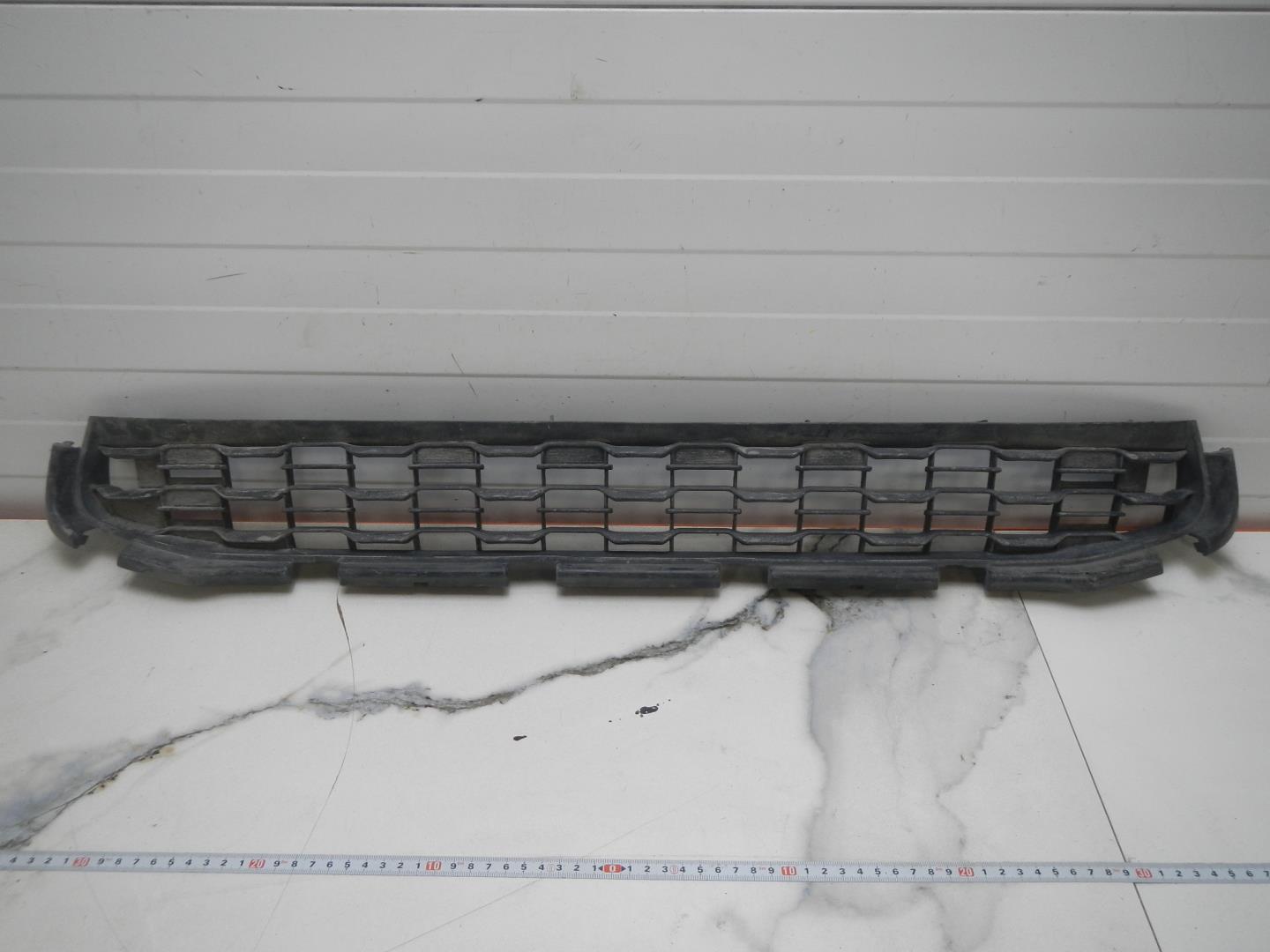 Решетка в бампер центральная