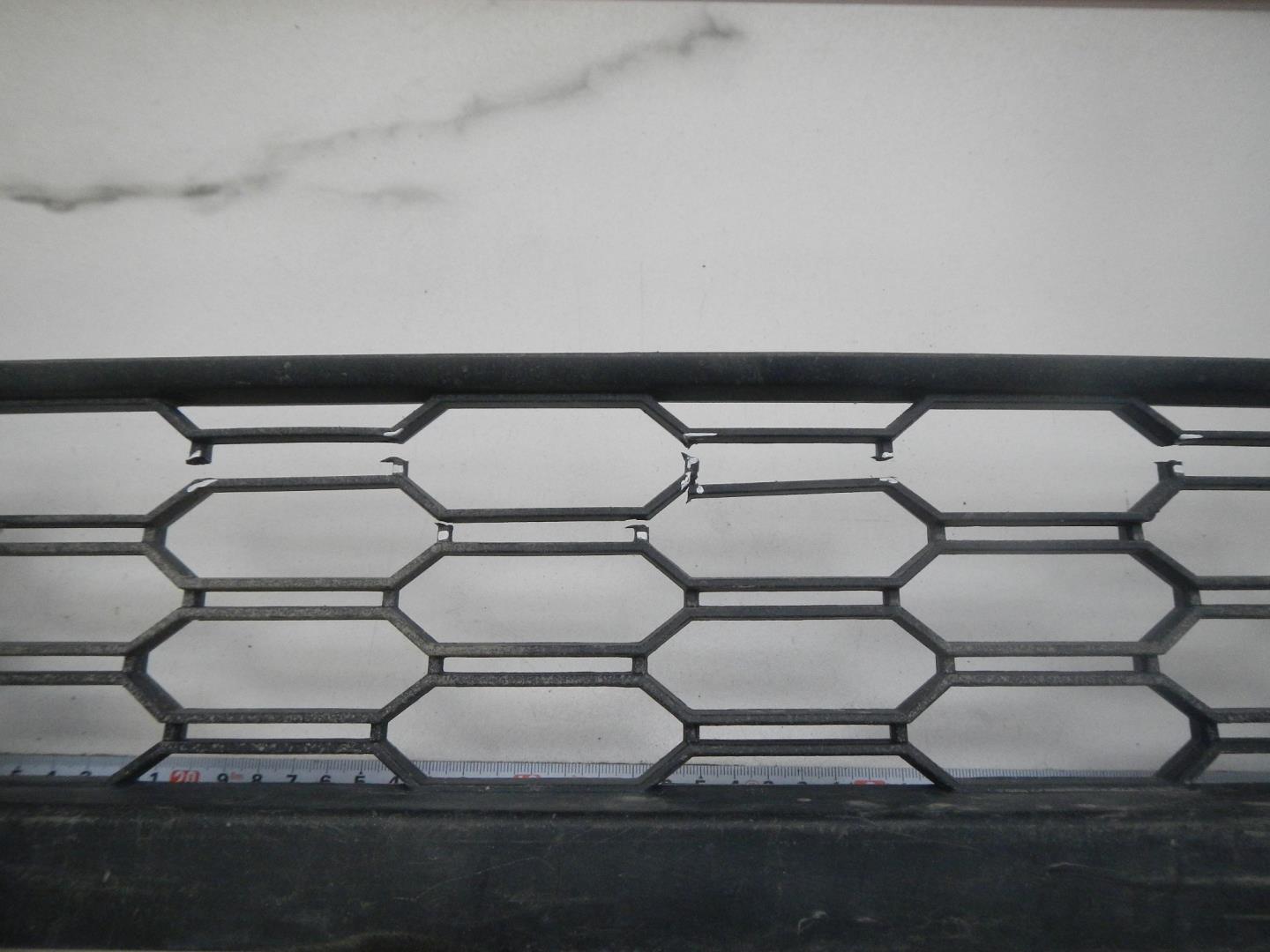 Решетка в бампер центральная