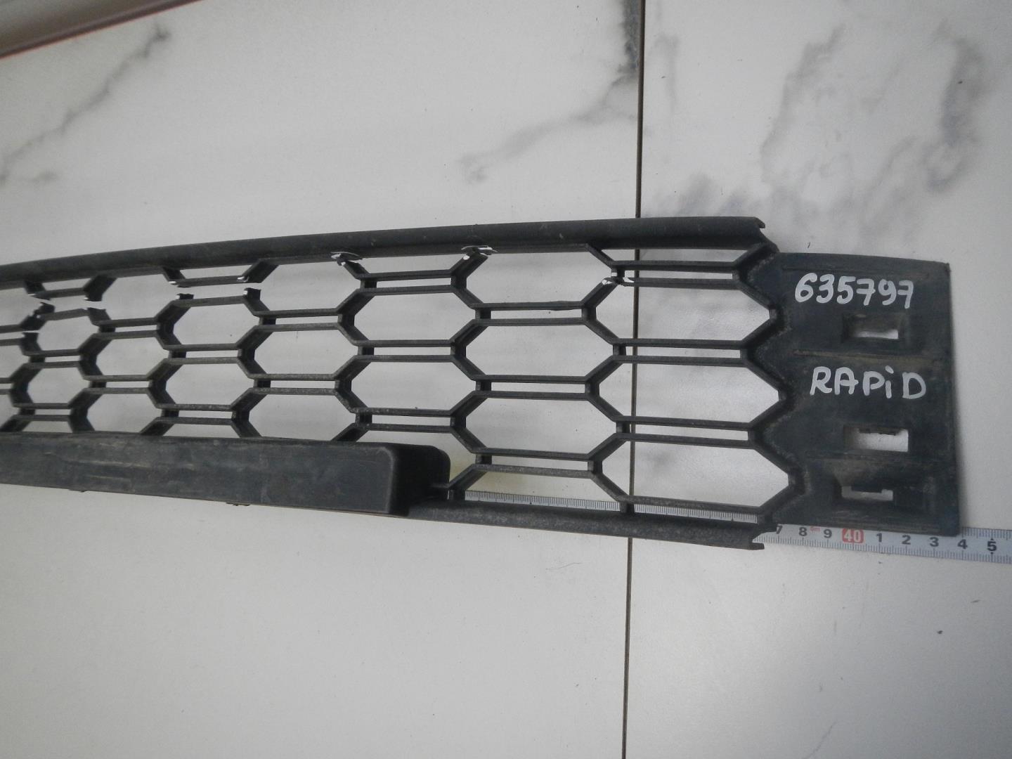 Решетка в бампер центральная