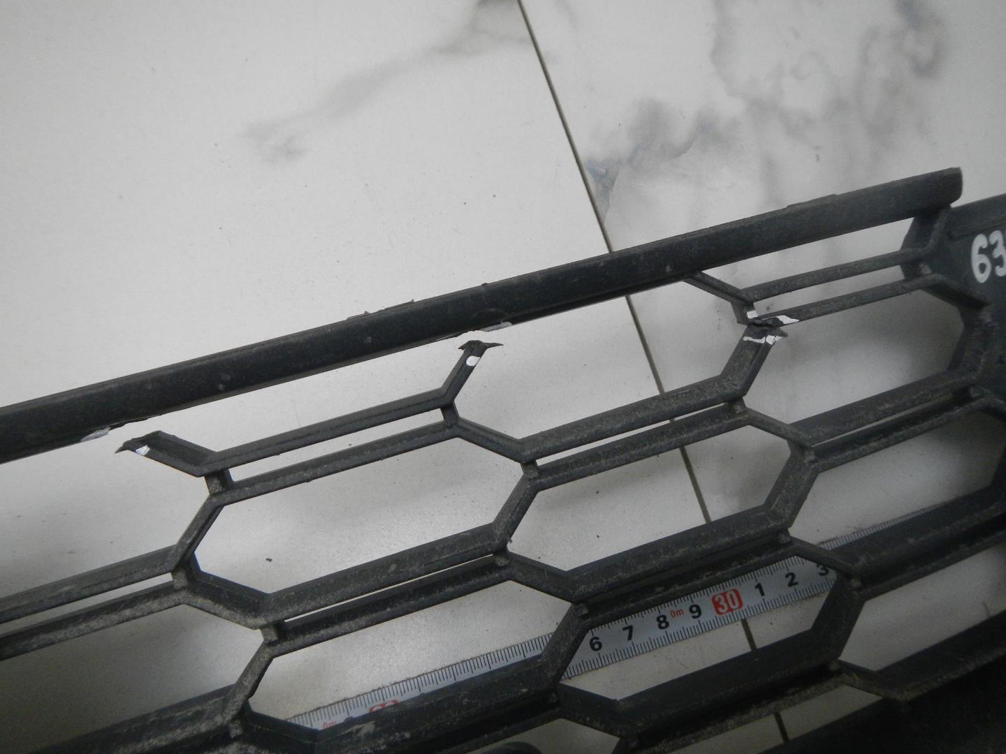 Решетка в бампер центральная