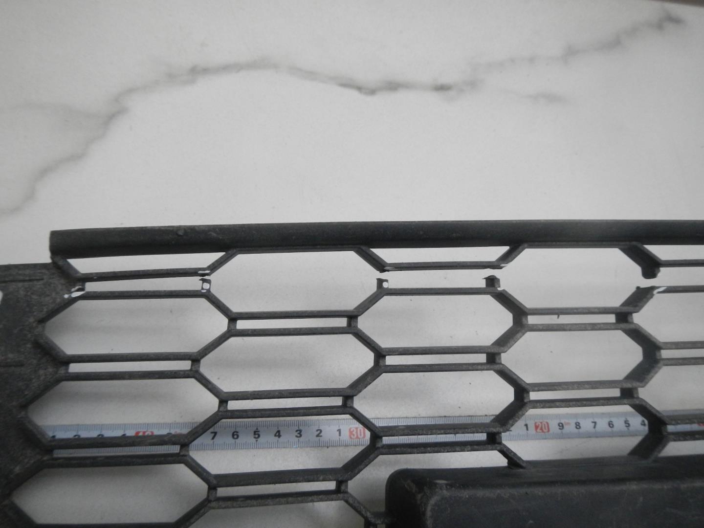 Решетка в бампер центральная