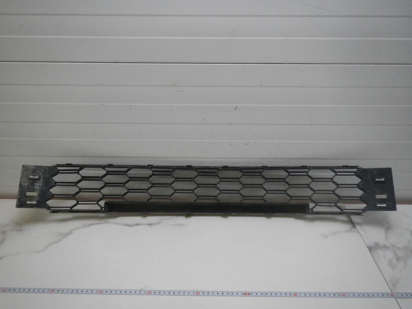 Решетка в бампер центральная