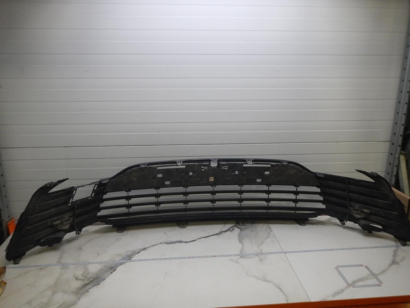 Решетка в бампер центральная