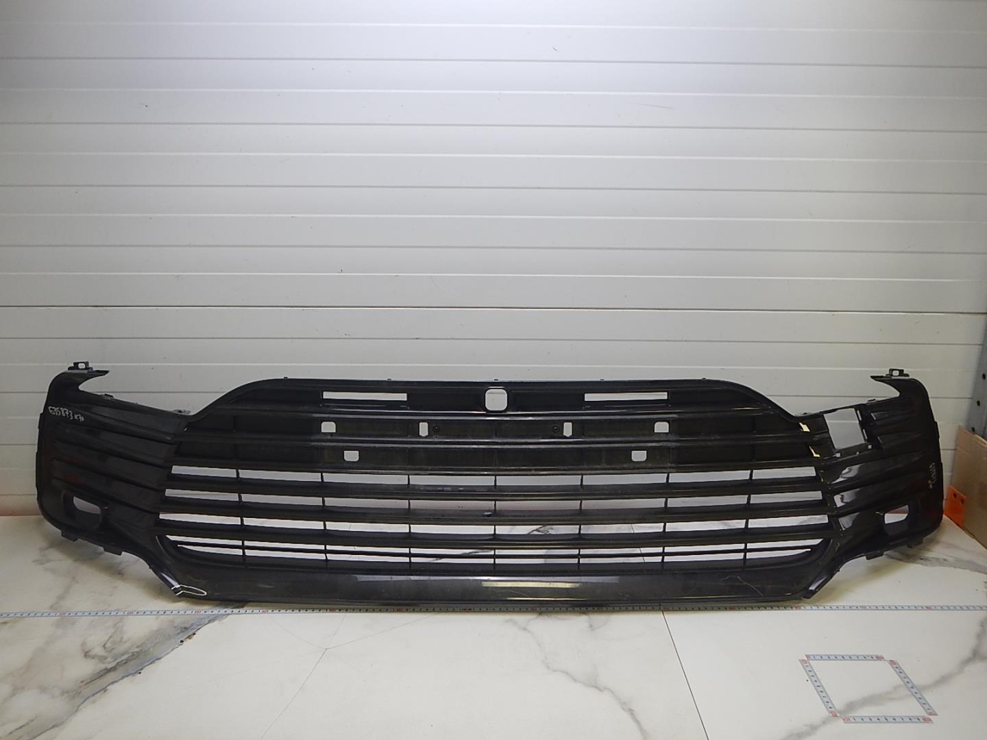 Решетка в бампер центральная