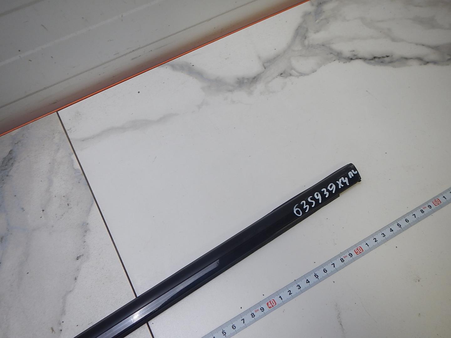 Накладка лобового стекла левая