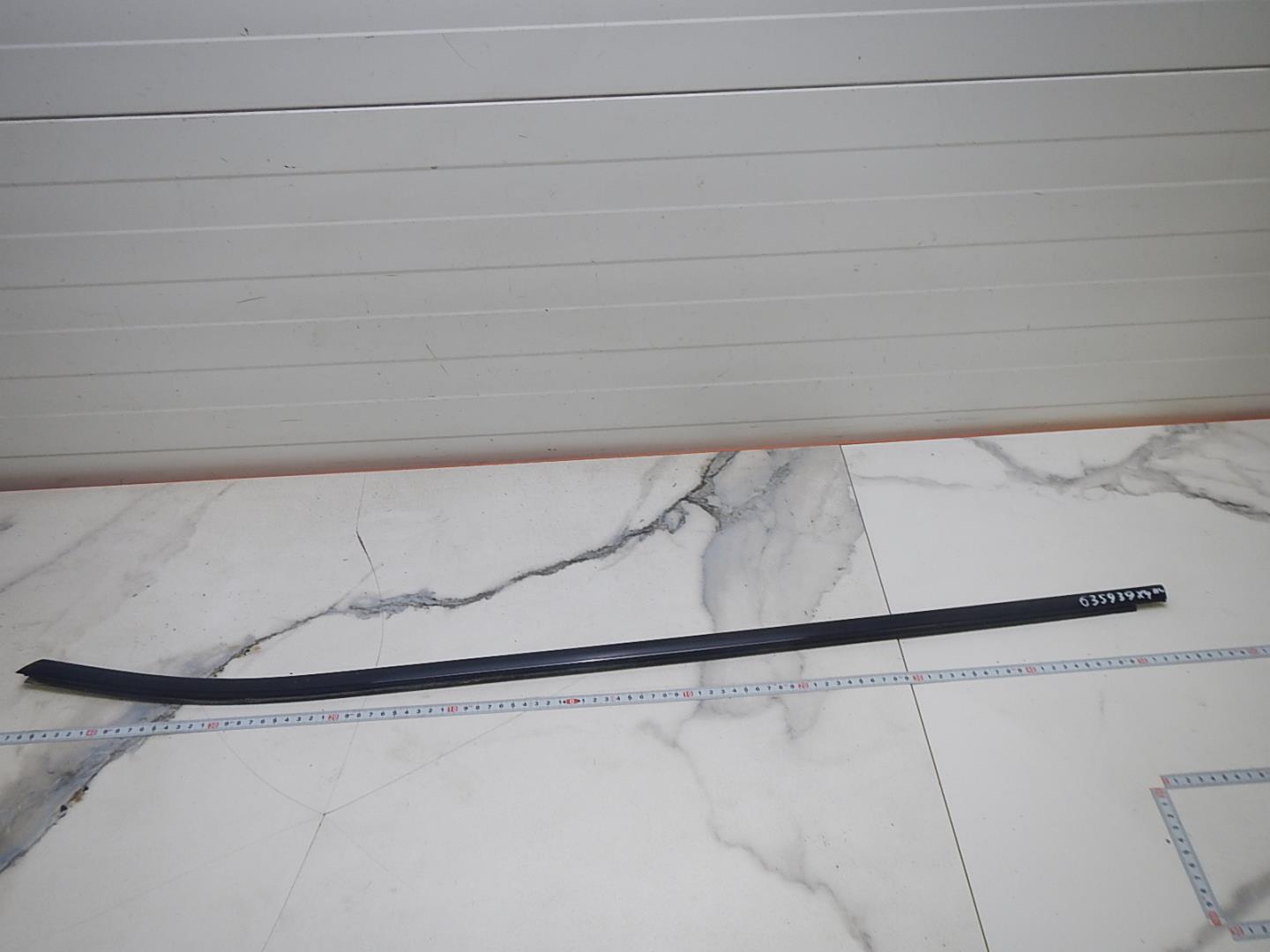 Накладка лобового стекла левая