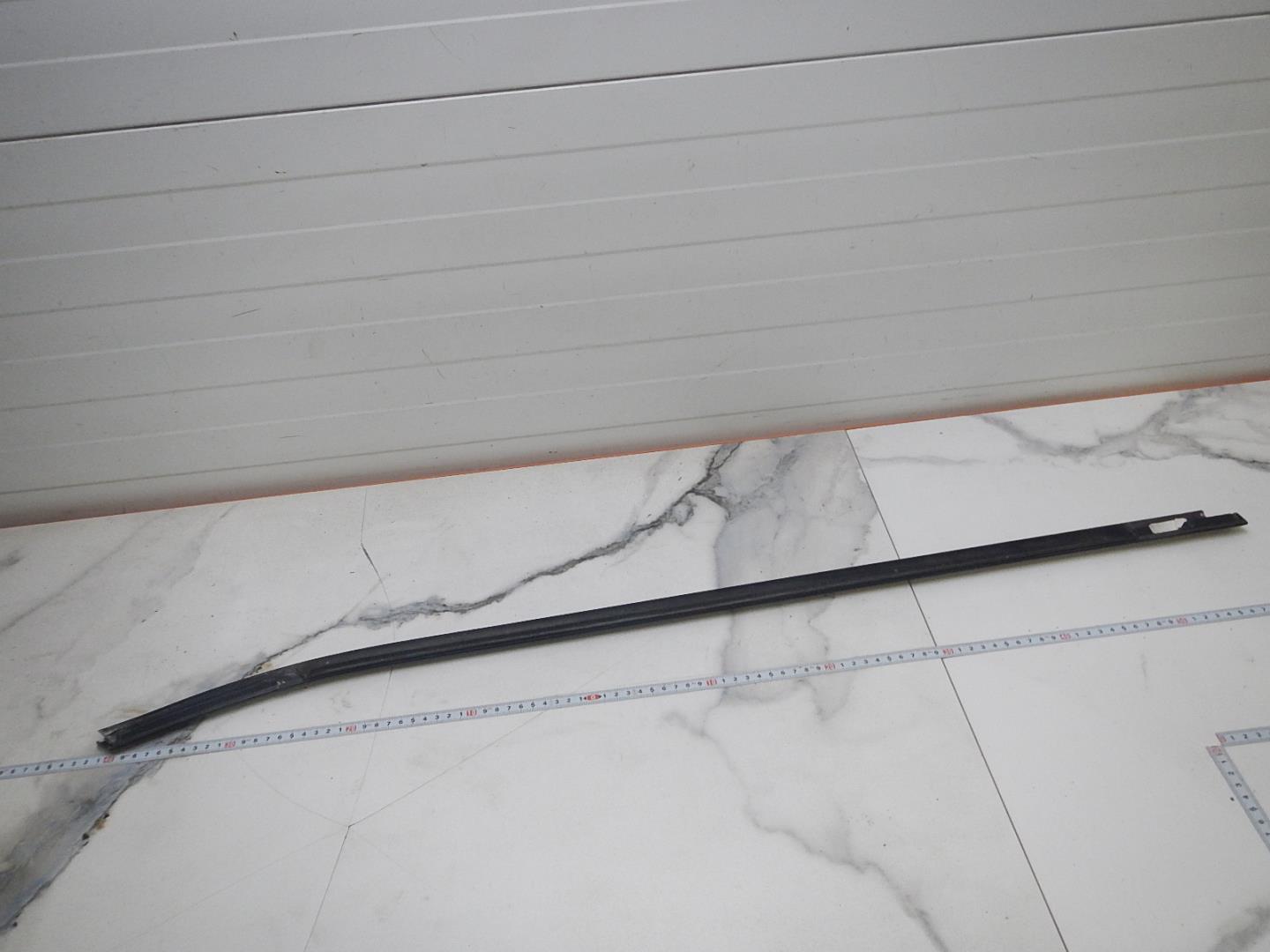 Накладка лобового стекла левая