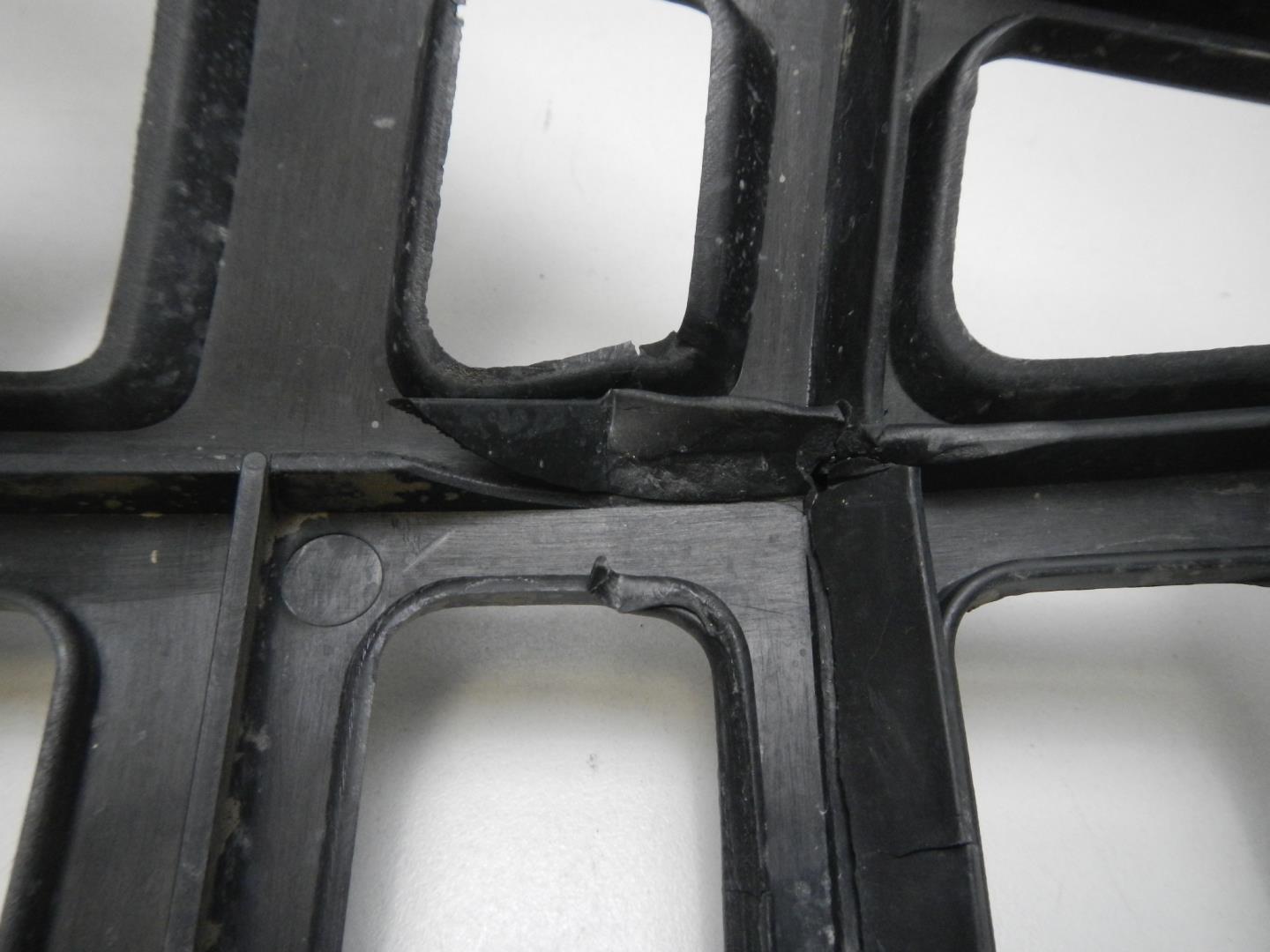 Кронштейн переднего бампера левый