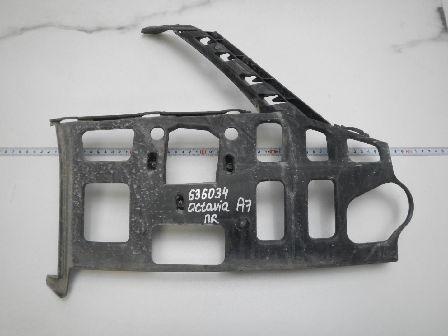 Кронштейн переднего бампера правый