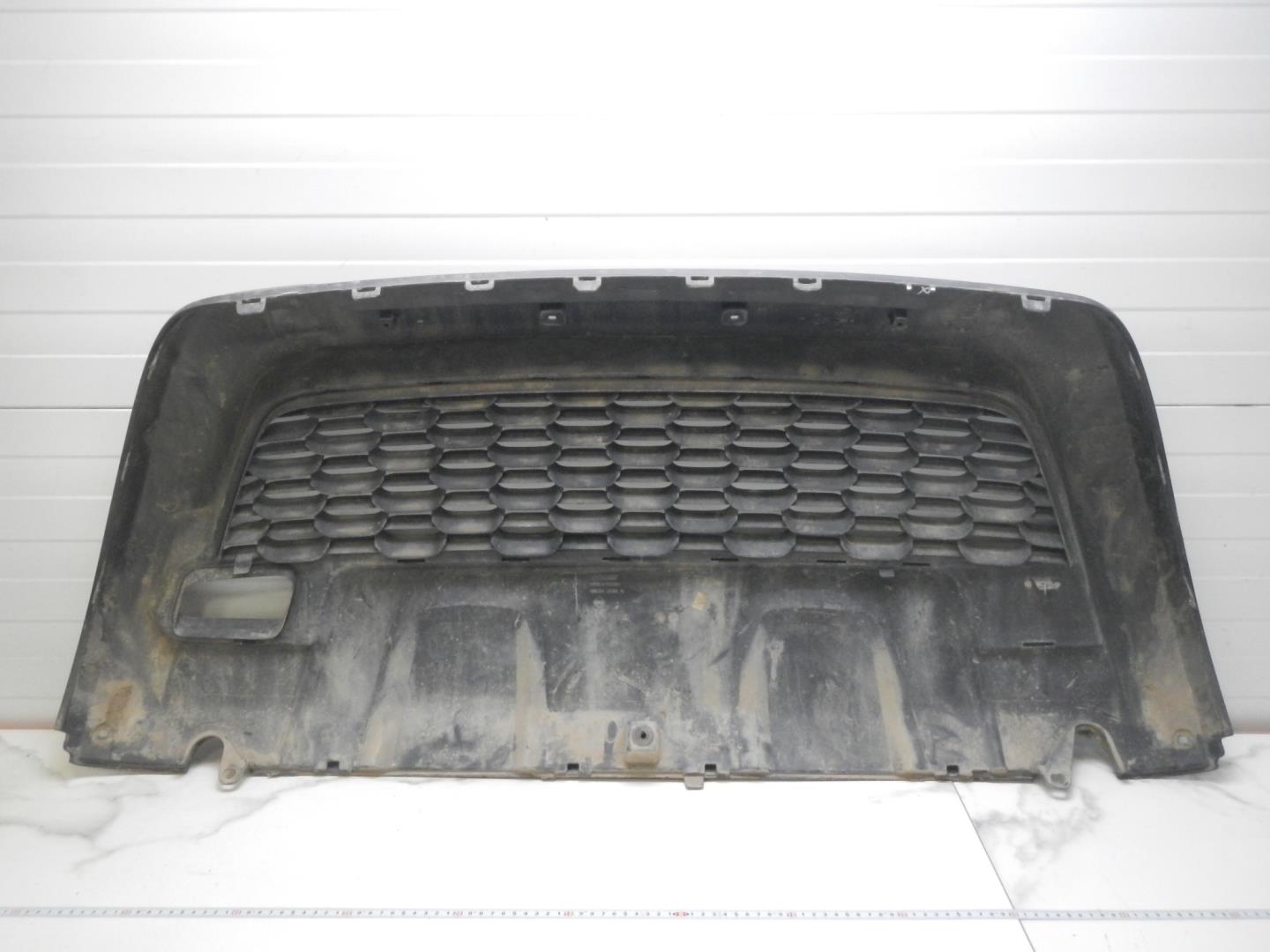 Решетка в бампер центральная