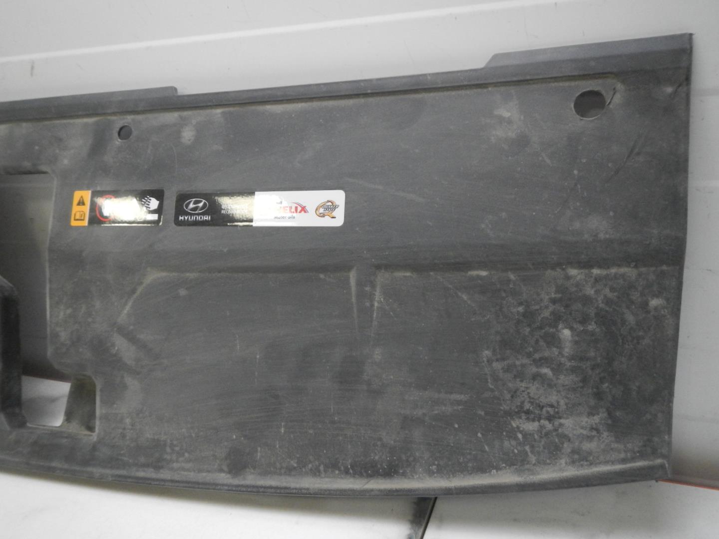 Кожух замка капота