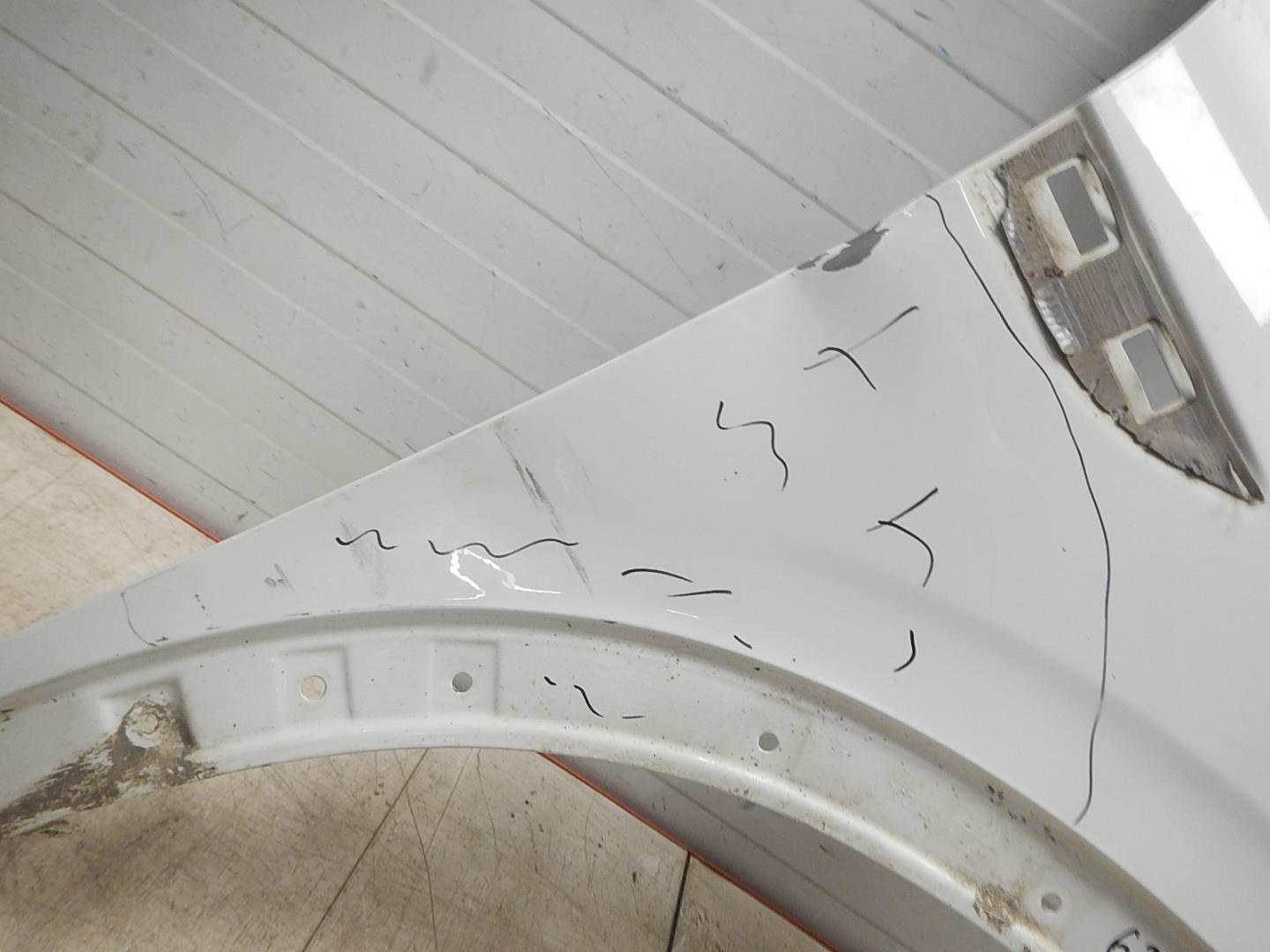 Крыло переднее правое