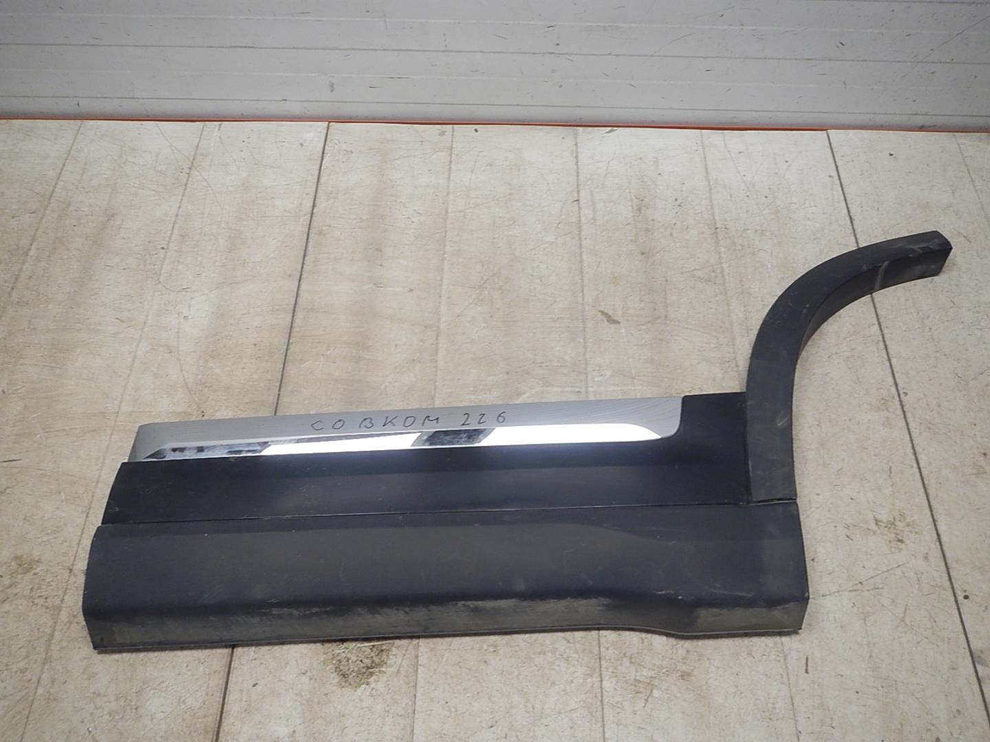 Молдинг задней левой двери