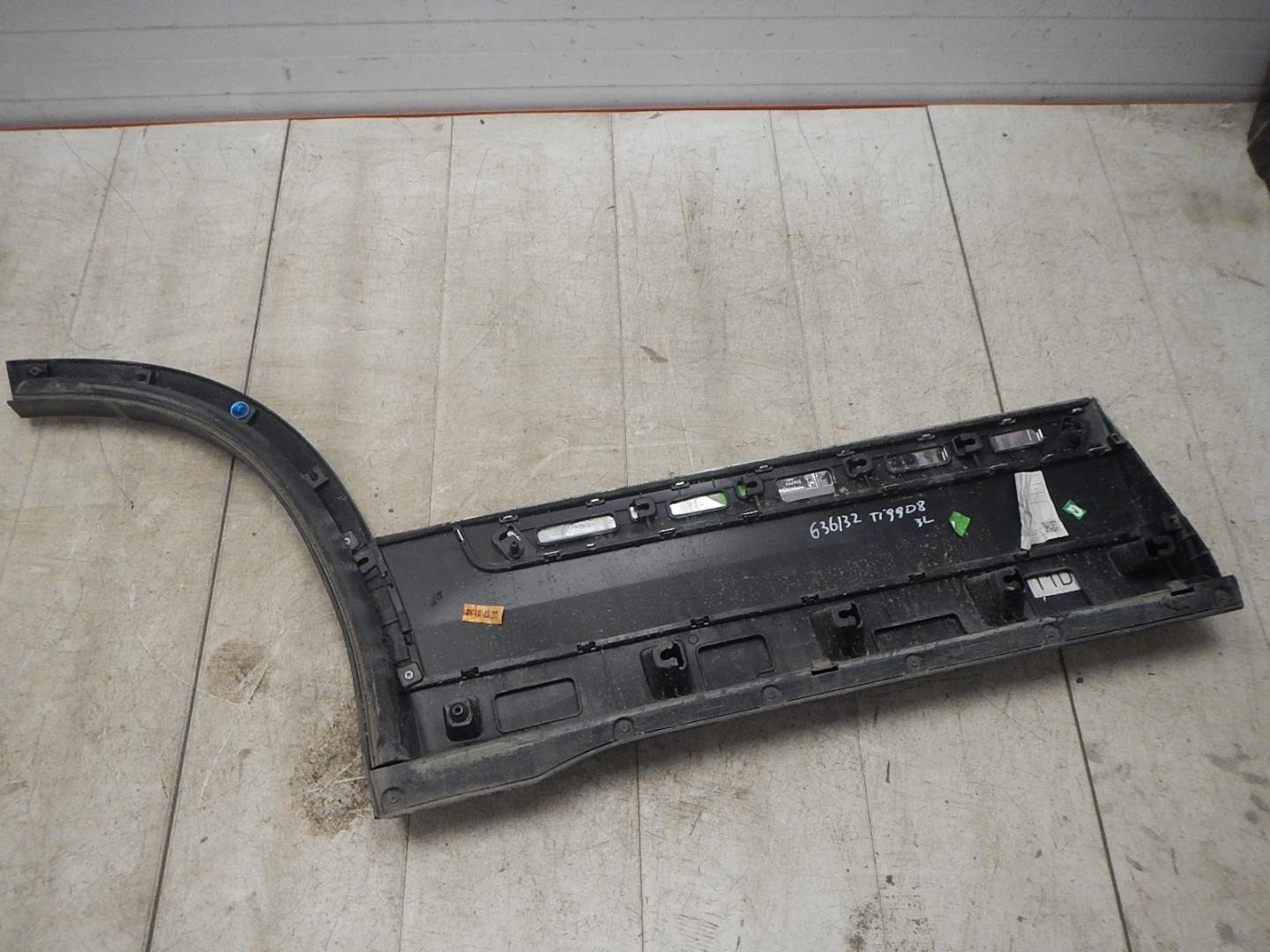 Молдинг задней левой двери