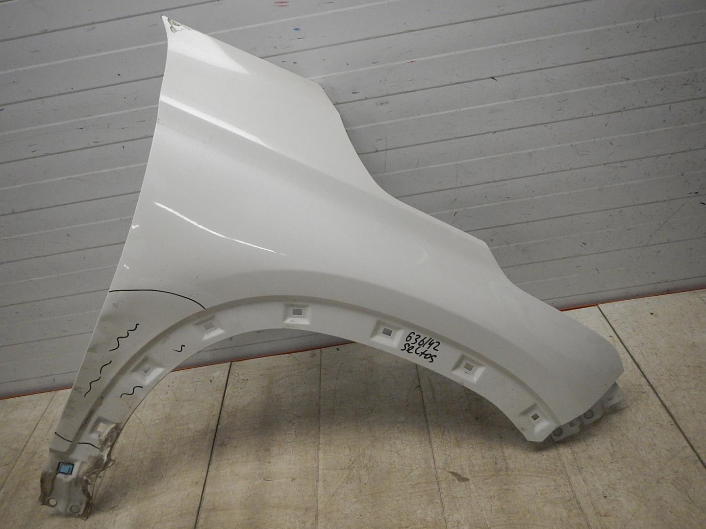 Крыло переднее правое