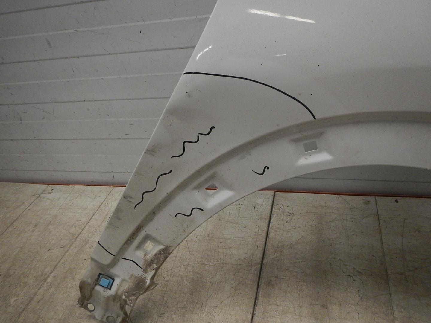 Крыло переднее правое