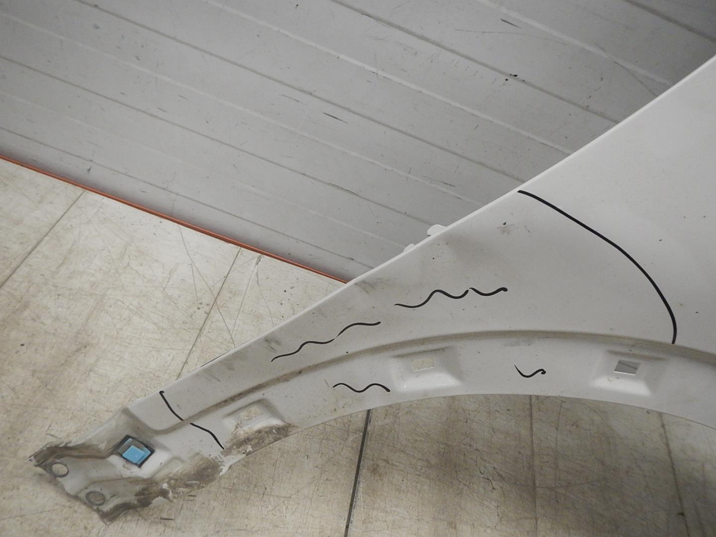 Крыло переднее правое