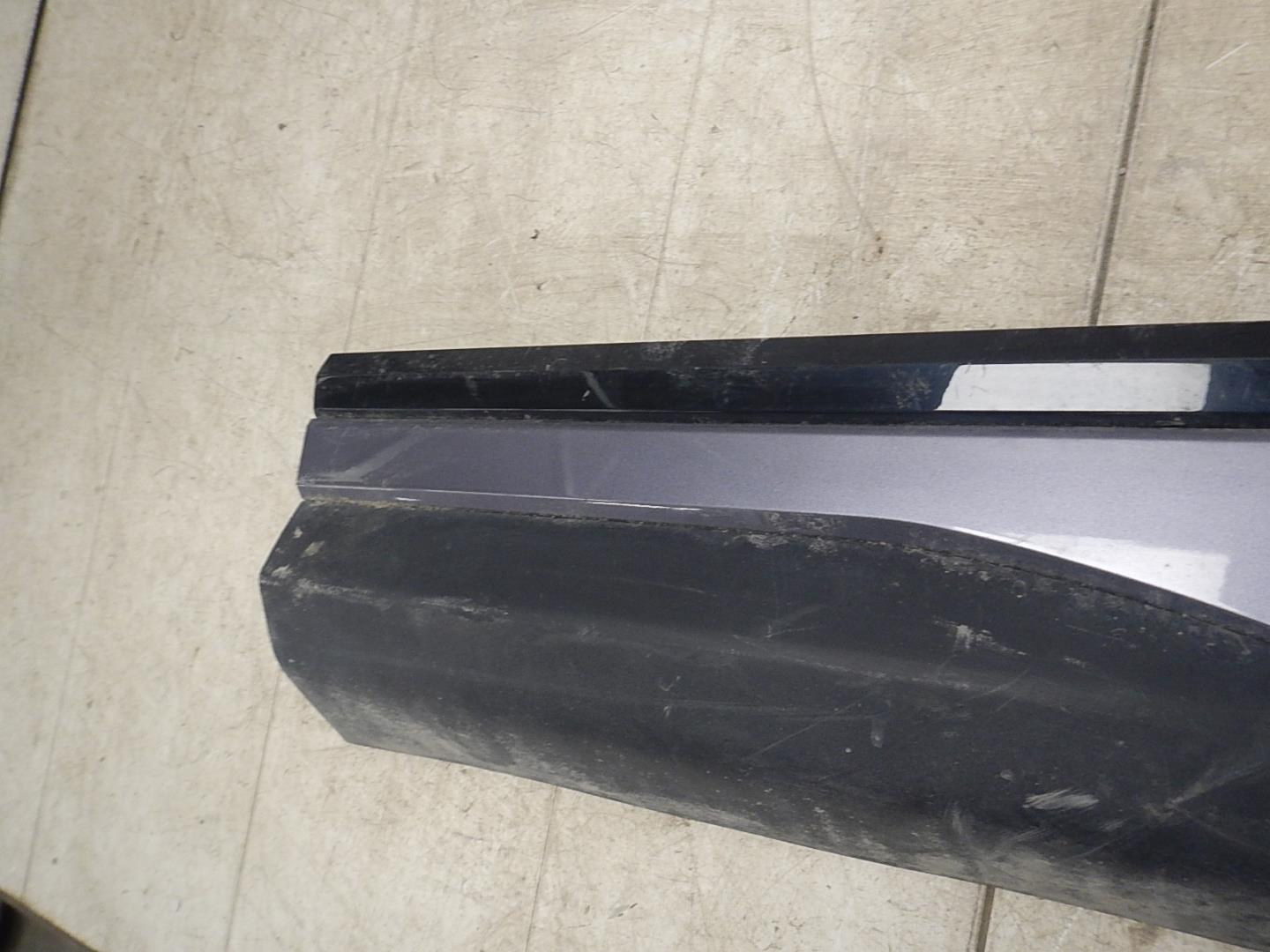 Молдинг задней левой двери