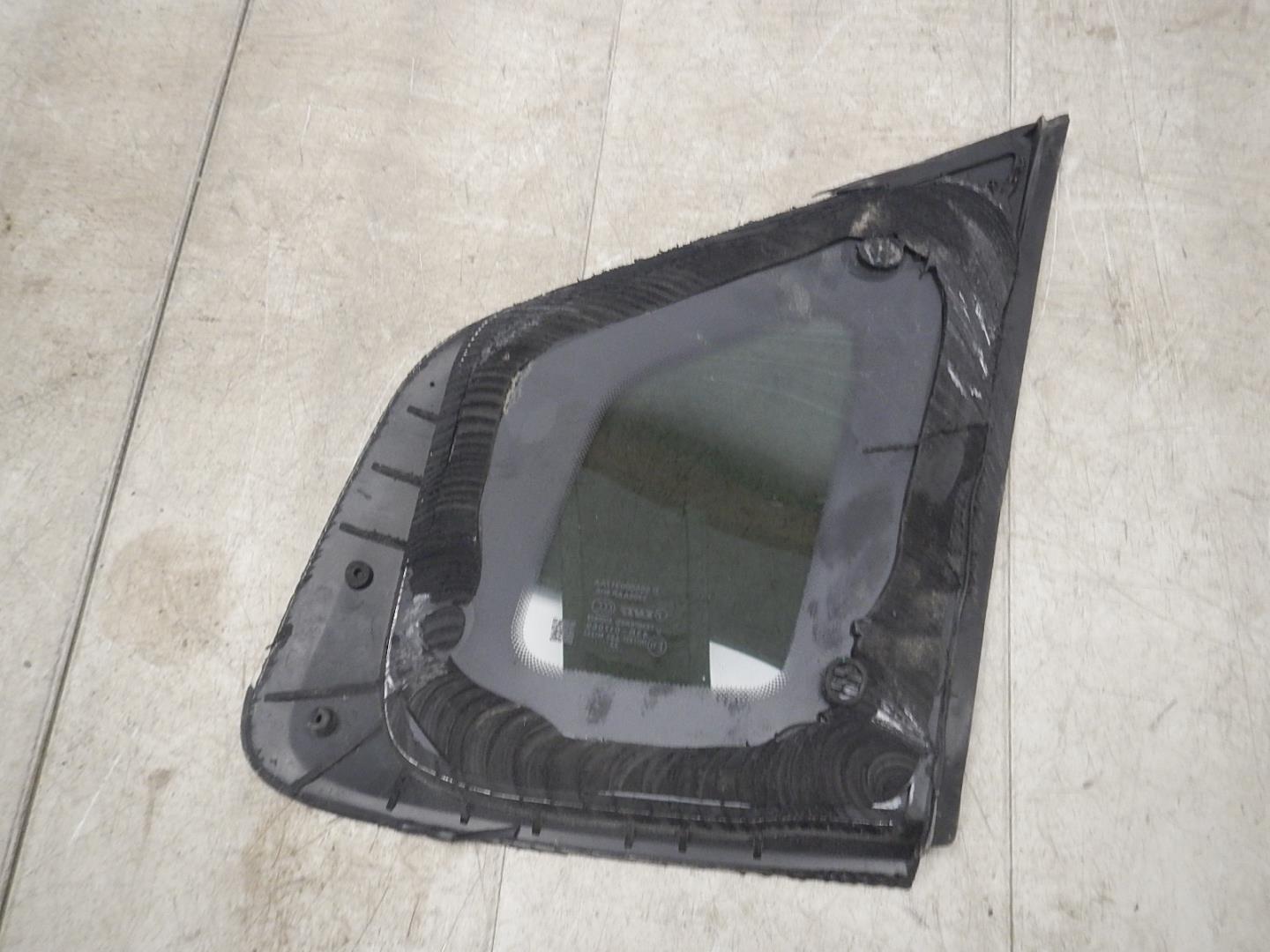 Стекло кузовное глухое левое