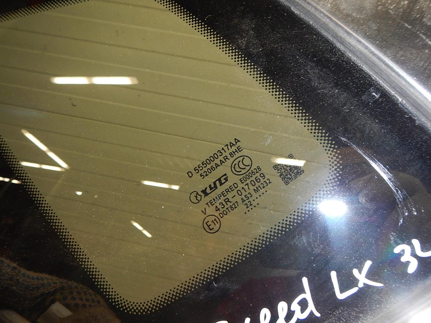 Стекло кузовное глухое левое