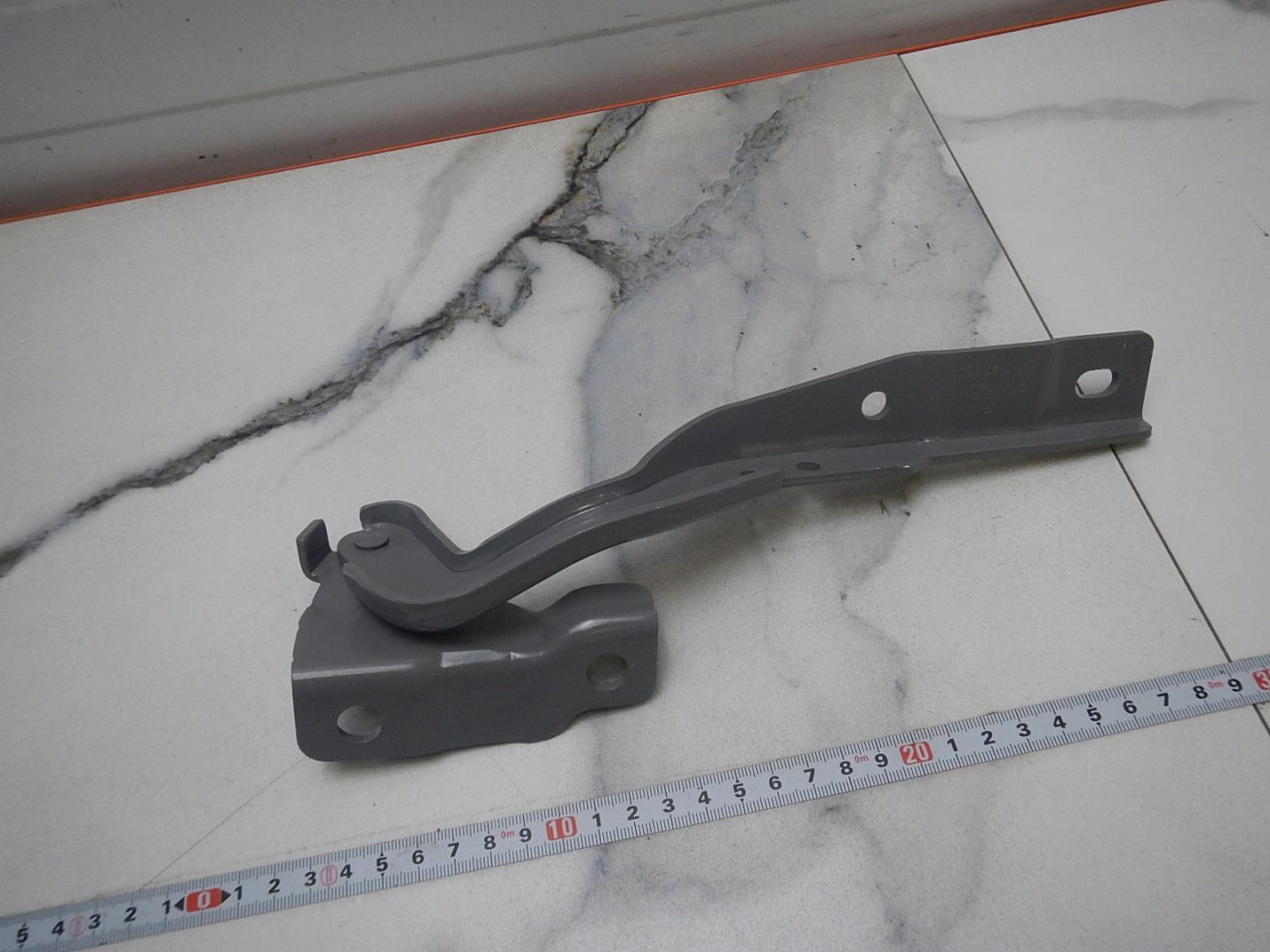 Петля капота левая