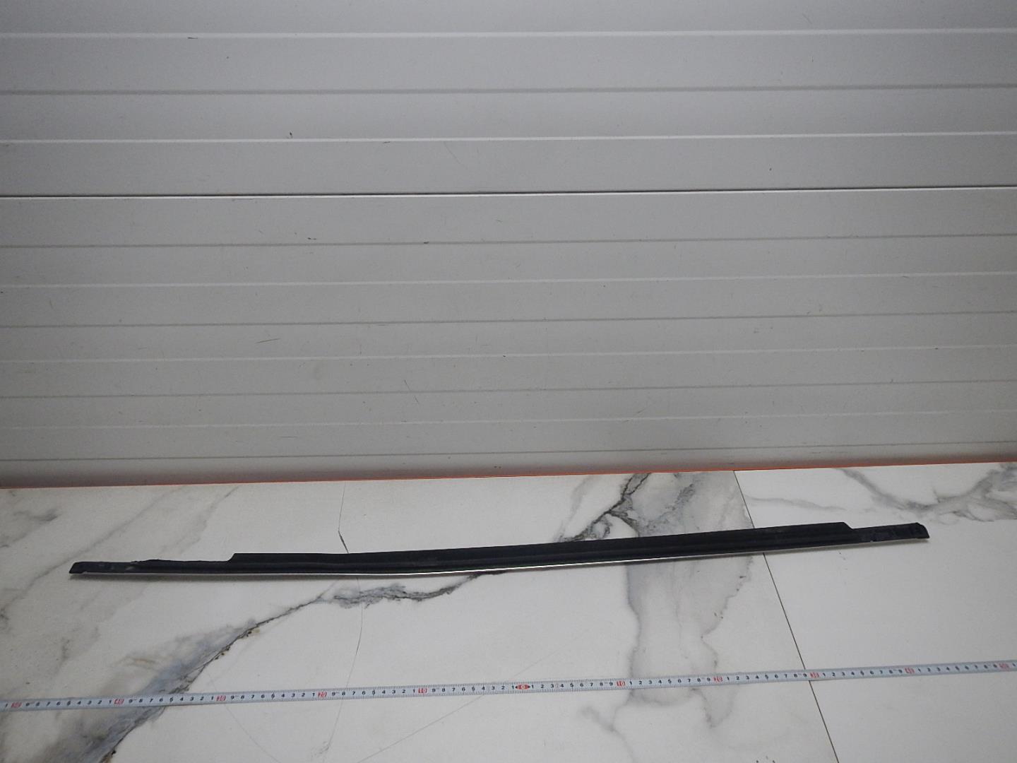 Накладка стекла заднего левого