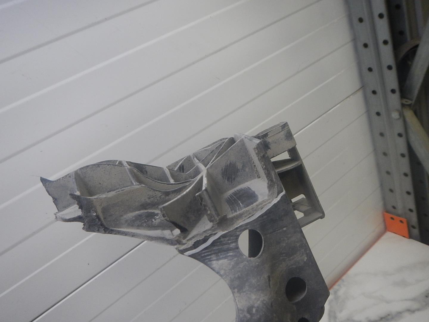 Кронштейн фар правый