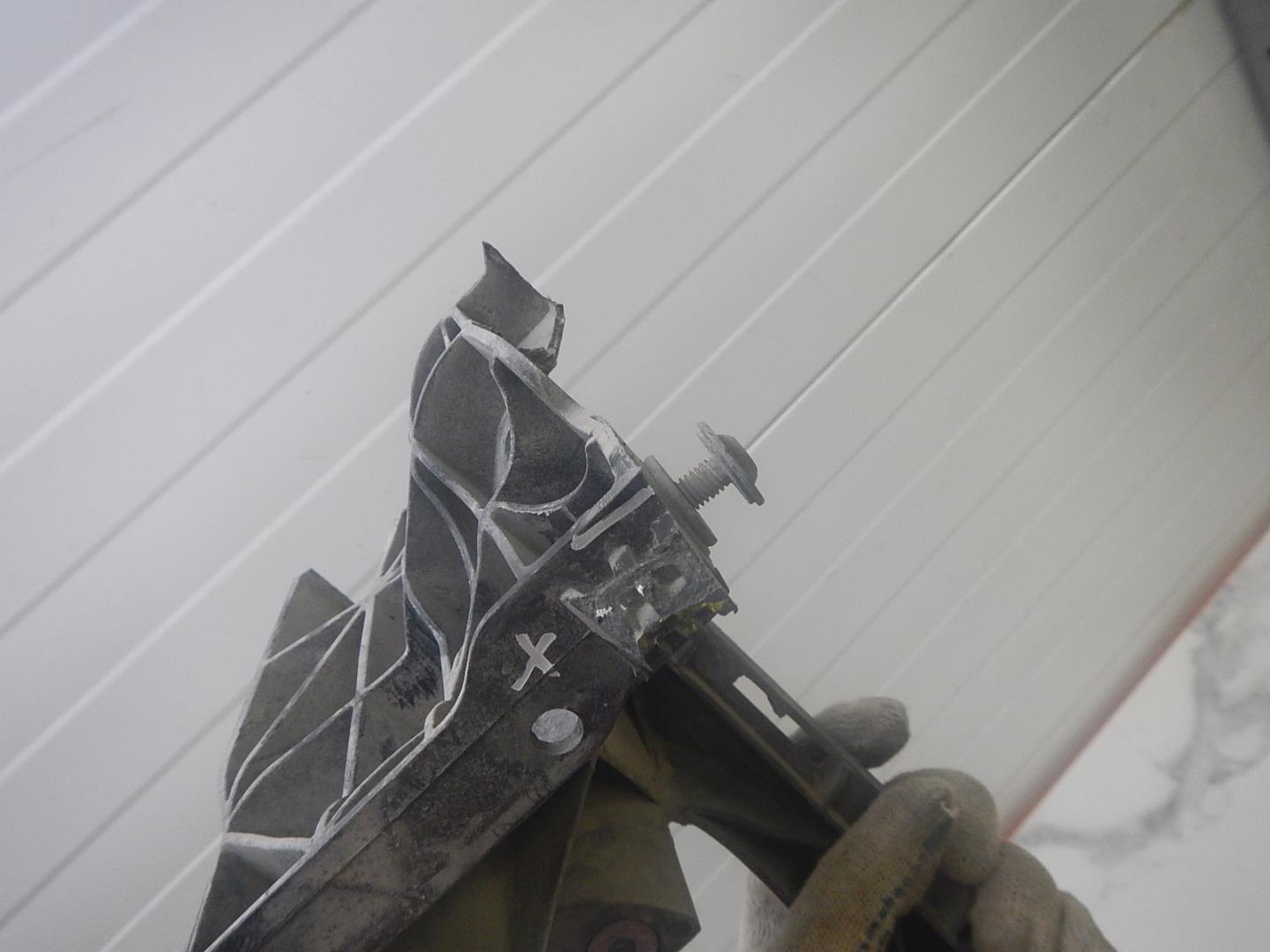 Кронштейн фар правый