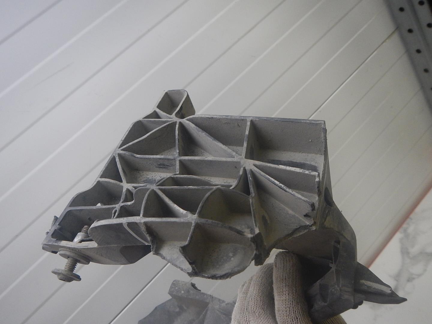 Кронштейн фар правый