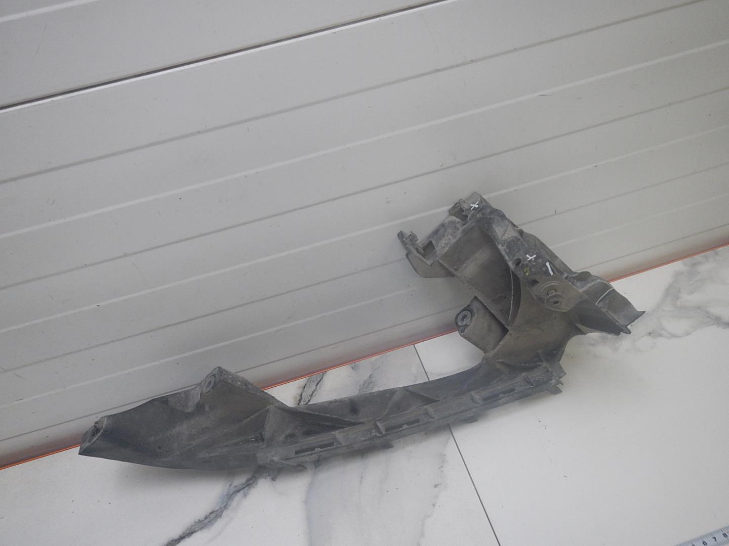 Кронштейн фар правый