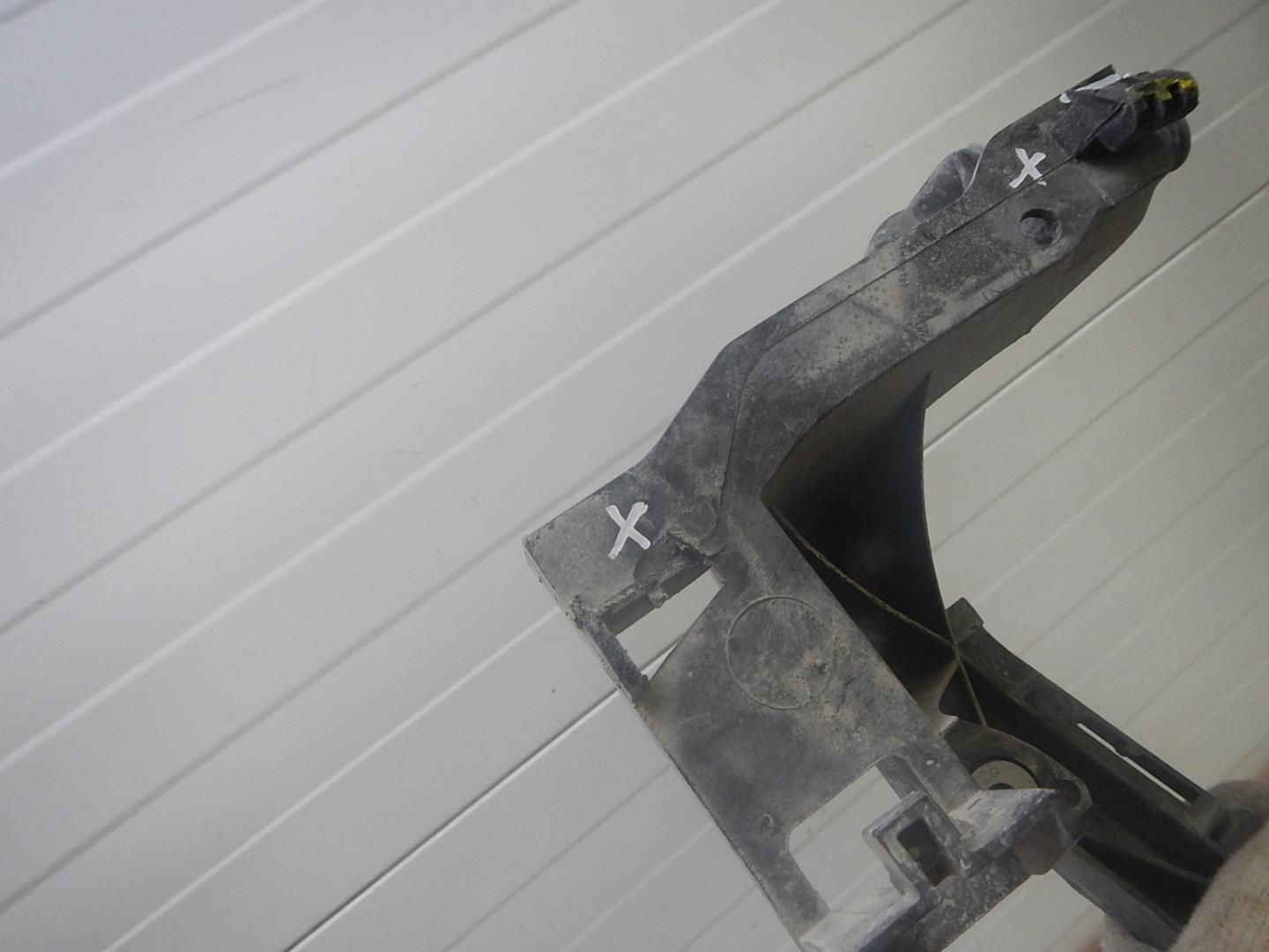 Кронштейн фар правый