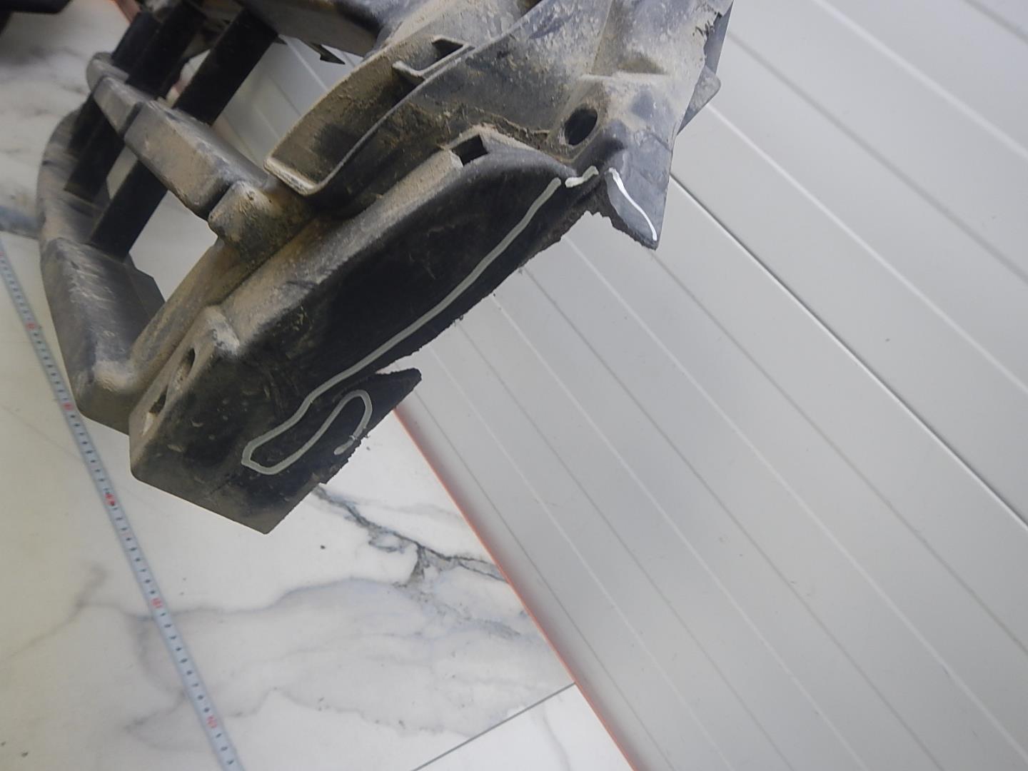 Кронштейн решетки радиатора