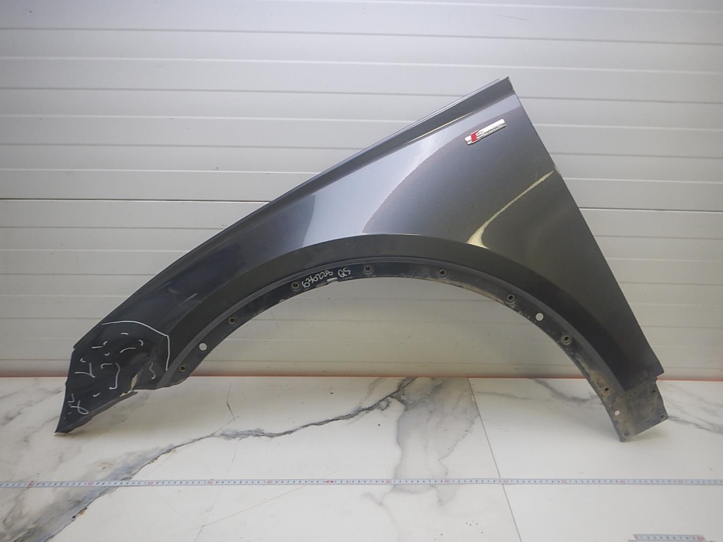 Крыло переднее левое