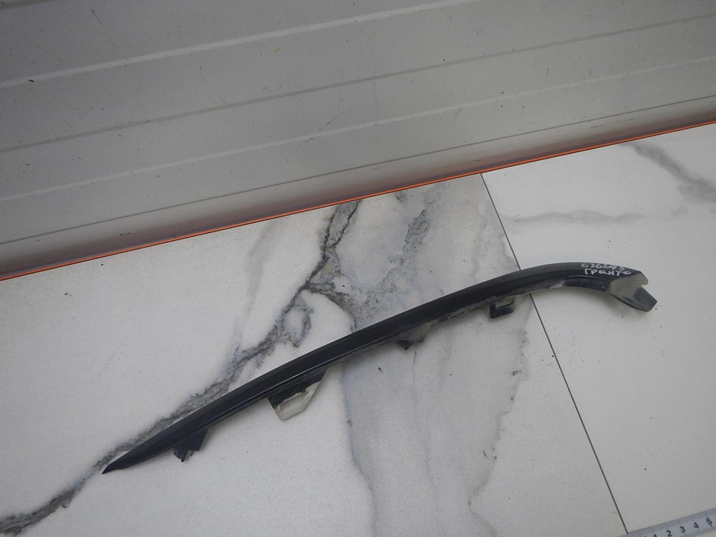 Молдинг переднего бампера левый